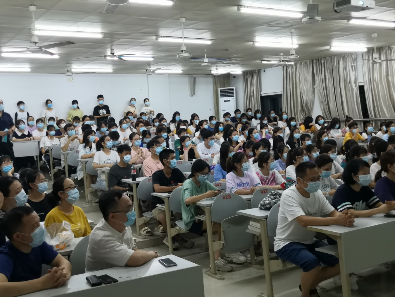 说明: E:\10——新闻稿件\2021年\21——伟德betvlctor国际官网踊跃报名参加全员核酸检测工作志愿者报名\培训现场照片\IMG_20210607_203119.jpg