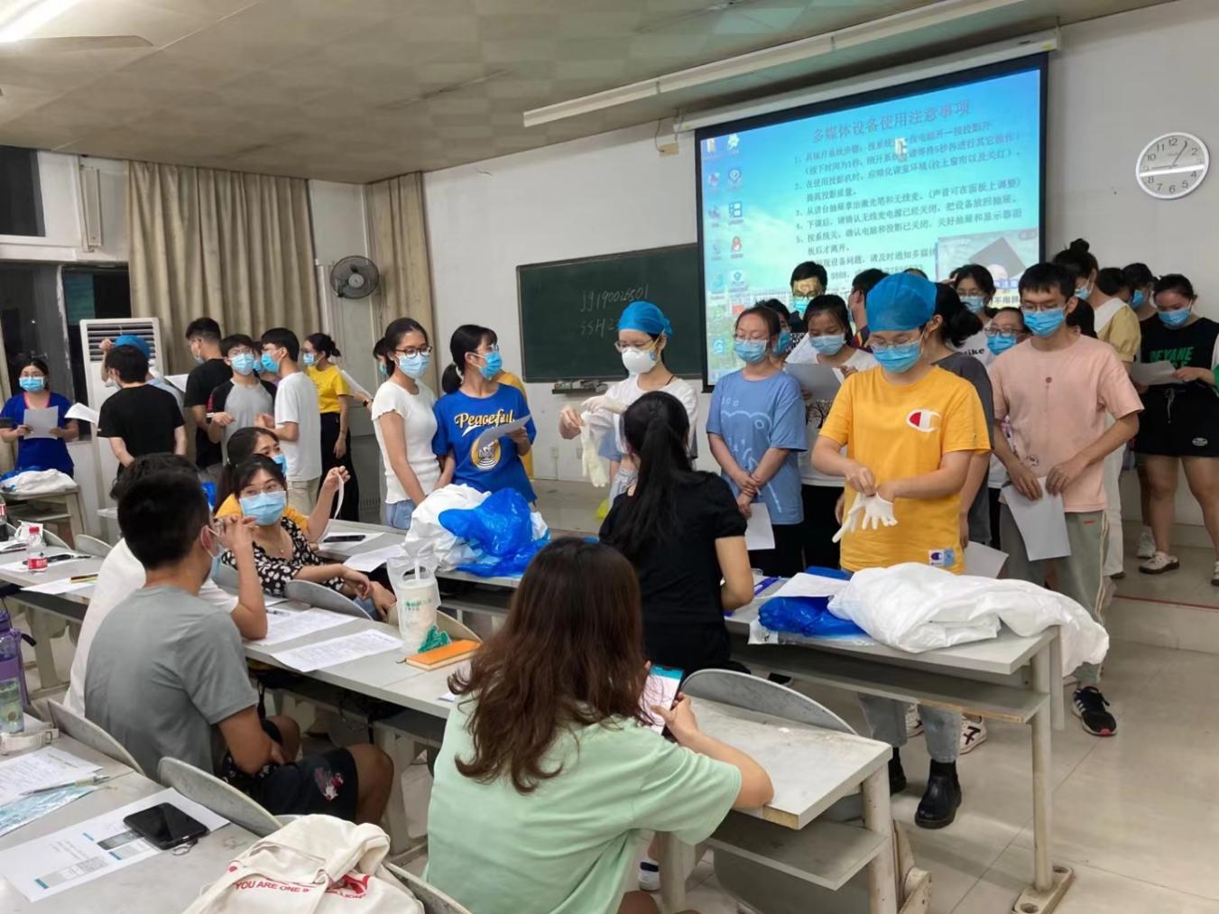 说明: E:\10——新闻稿件\2021年\21——伟德betvlctor国际官网踊跃报名参加全员核酸检测工作志愿者报名\培训现场照片\mmexport1623074367027(1).jpg