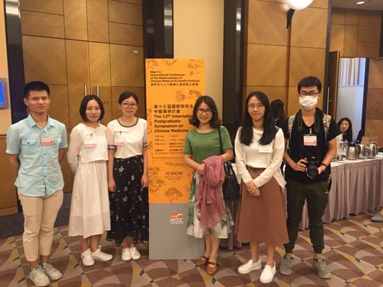 员工代表和带队老师在会场外合影